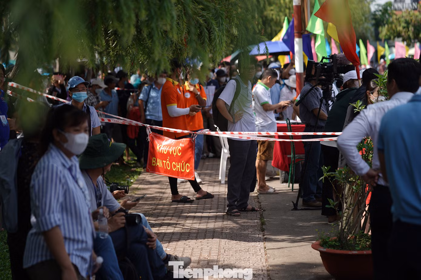 Nhiều đoạn bờ kè kênh Nhiêu Lộc lập chốt chặn để phục vụ việc tổ chức đua ghe ngo.