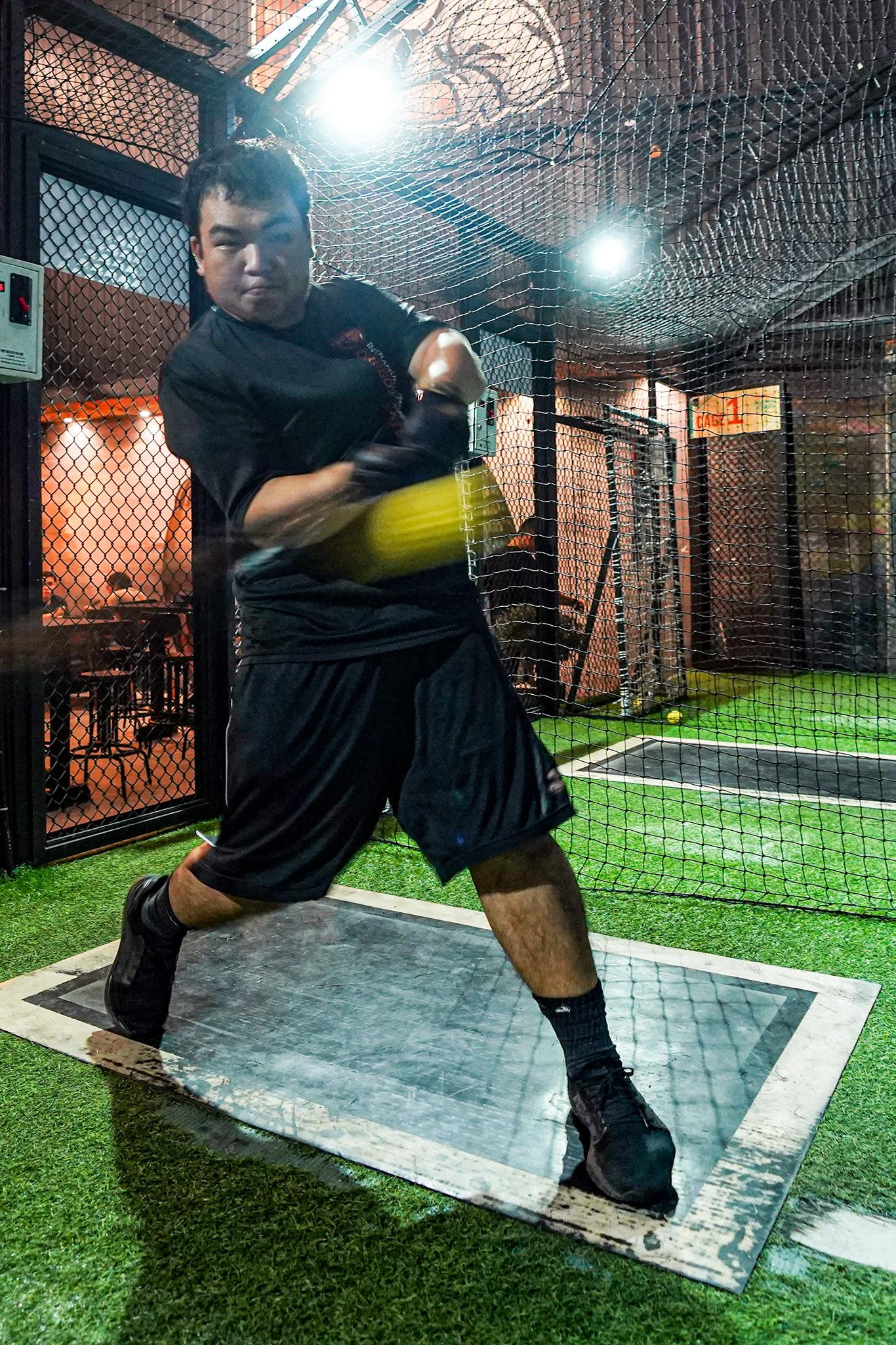 Anh Vũ Trung Đức (ngụ TP Thủ Đức) là một người luyện tập chuyên nghiệp bóng chày cho biết: “Hiện tại, nhóm tập luyện chuyên nghiệp TPHCM có khoảng 60 người, ngoài ra còn đội của các bạn Hàn Quốc, Mỹ, Nhật đang sinh sống và làm việc tại TPHCM cũng tham gia tập luyện. Tôi nghĩ mô hình này hay, nhất là đối với người chơi chuyên nghiệp như tôi. Ở đây có bốn máy bắn được cài đặt ở cấp độ khác nhau, phù hợp với người chuyên nghiệp lẫn không chuyên. Từ những địa điểm như thế này, tôi tin các bạn trẻ có nhiều cơ hội hơn để tập luyện".