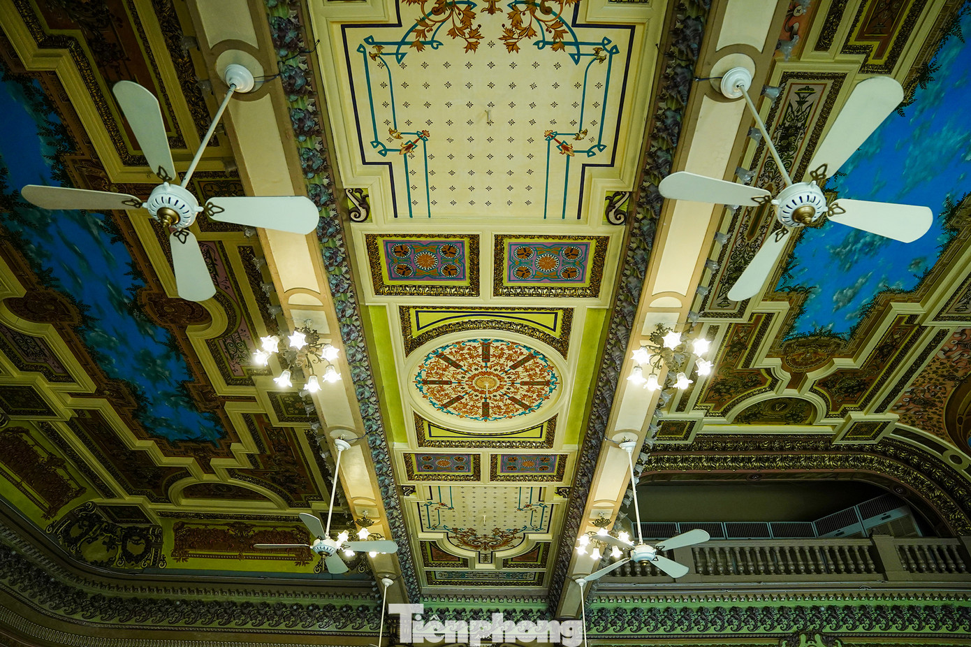 Trần nhà được trang trí bằng tranh, những bó hoa, vòng hoa, lá cọ, cành nguyệt quế, ruy băng, tranh kính nhiều sắc màu...