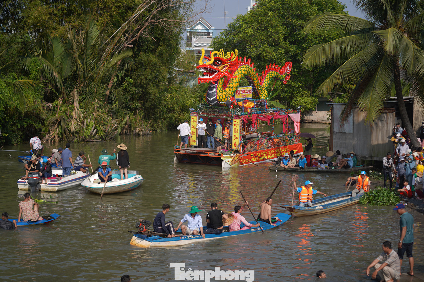 15h chiều ngày 25/2, hàng ngàn người dân tham gia lễ hội làm chay đã đứng ken cứng hai bên con rạch cạnh chợ Tầm Vu chờ xem cuộc thi bắt vịt bằng tay không.