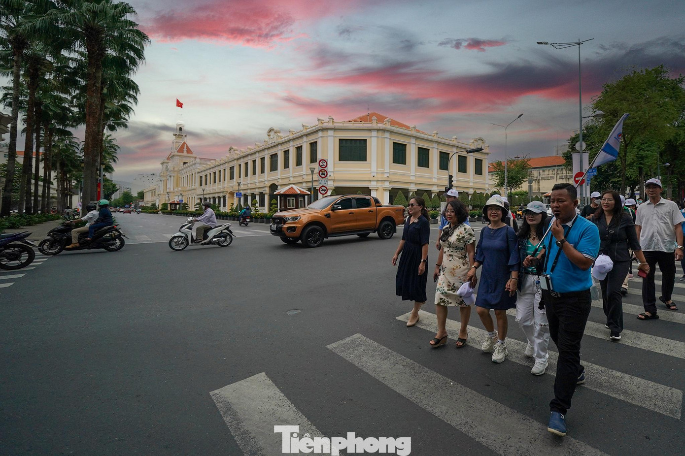 Kế đến, du khách hướng về ngã tư Lê Thánh Tôn-Đồng Khởi để đến với toà nhà UBND TPHCM. Công trình nổi tiếng này đã hơn trăm tuổi, là điểm nhấn kiến trúc ở trung tâm TPHCM, thu hút nhiều khách du lịch. Trụ sở UBND TPHCM được xây từ năm 1898 đến 1909 mới hoàn thành. Công trình do kiến trúc sư Femand Gardès thiết kế, riêng phần trang trí ban đầu do họa sĩ - điêu khắc gia Ruffier đảm trách.