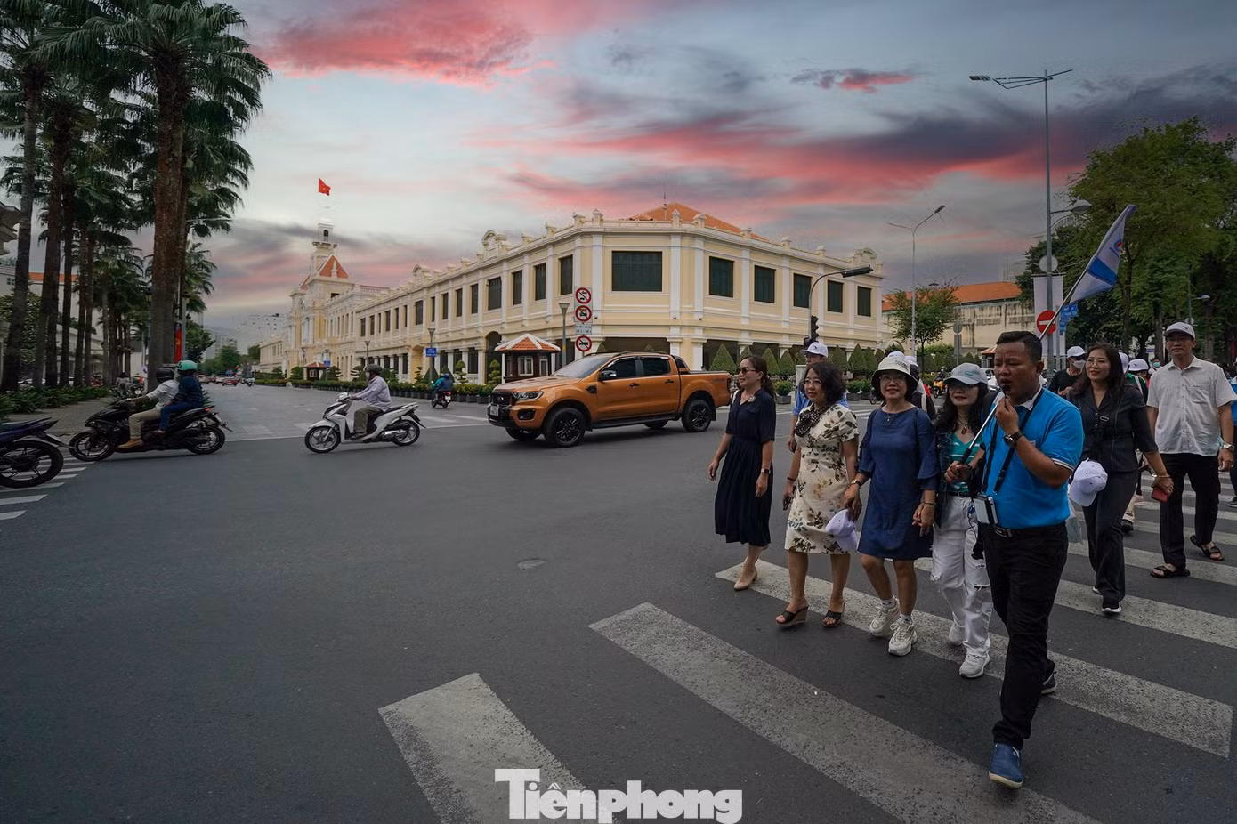 Kế đến, du khách hướng về ngã tư Lê Thánh Tôn-Đồng Khởi để đến với toà nhà UBND TPHCM. Công trình nổi tiếng này đã hơn trăm tuổi, là điểm nhấn kiến trúc ở trung tâm TPHCM, thu hút nhiều khách du lịch. Trụ sở UBND TPHCM được xây từ năm 1898 đến 1909 mới hoàn thành. Công trình do kiến trúc sư Femand Gardès thiết kế, riêng phần trang trí ban đầu do họa sĩ - điêu khắc gia Ruffier đảm trách.