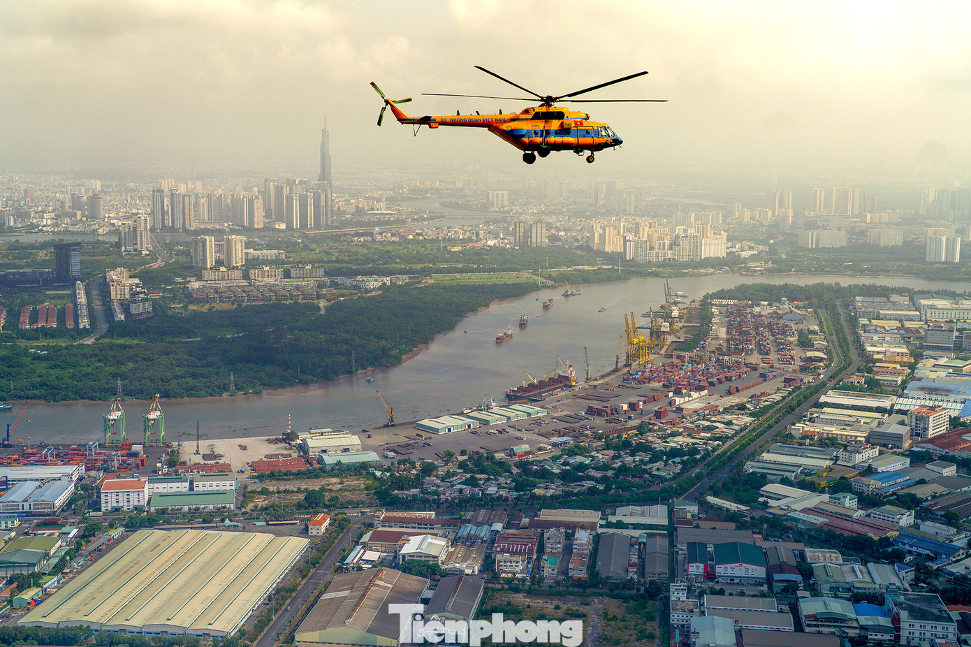 Cảng Sài Gòn buổi sáng sớm.