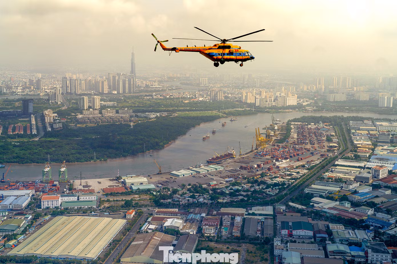 Cảng Sài Gòn buổi sáng sớm.