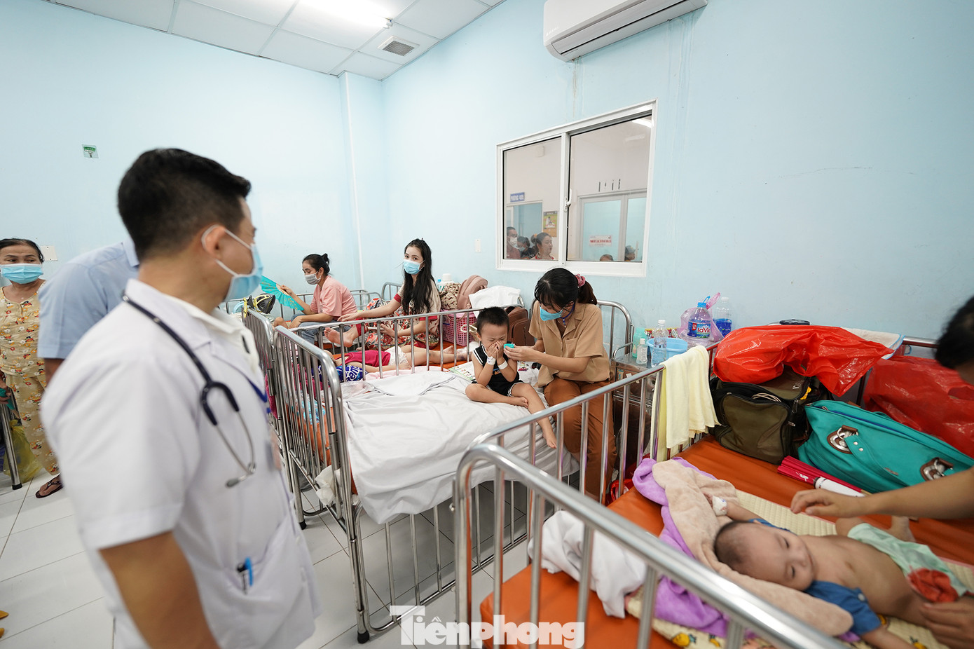 Trước tình hình bệnh tăng cao, Bệnh viện Nhi Đồng 1 đã triển khai nhiều phương án ứng phó. Hiện nay, bệnh viện đã tăng cường thêm một tầng lầu với quy mô 150 giường bệnh để đáp ứng điều trị các loại bệnh truyền nhiễm nói chung như viêm màng não, nhiễm trùng, sởi… và giảm áp lực quá tải đối với bệnh tay chân miệng. Tổng số giường bệnh dành cho chuyên khoa Nhiễm tại Bệnh viện Nhi Đồng 1 đã tăng lên hơn 300 giường để phục vụ bệnh nhân.