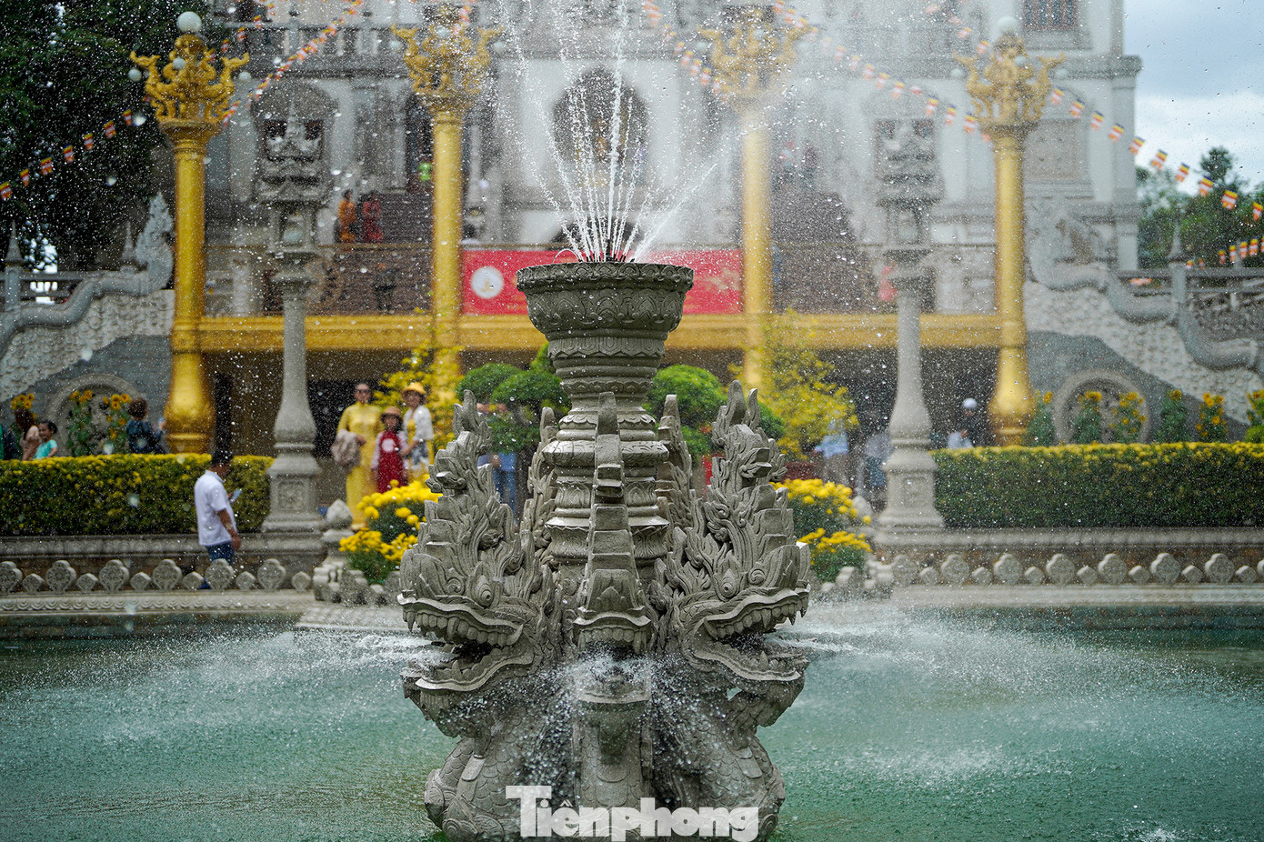 Khuôn viên chùa Bửu Long được xây dựng theo ý tưởng thiết kế của sư trụ trì Thích Viên Minh. Hồ nước xanh ngọc tĩnh lặng ngay trước chánh điện và bảo tháp chính Gotama Cetiya có quy mô lớn nhất nước ta (cao 56 mét) với 4 tháp nhỏ xung quanh.