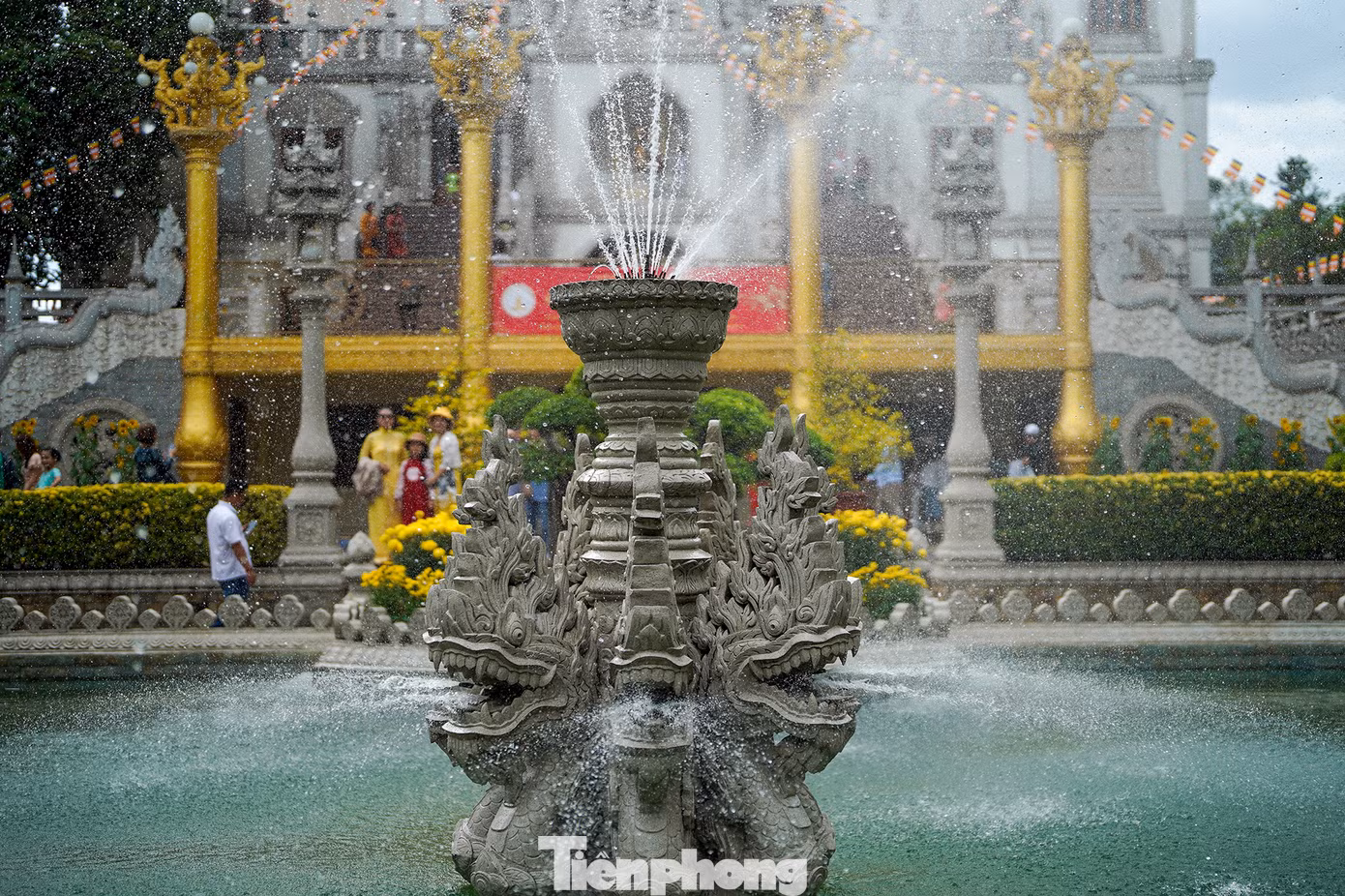 Khuôn viên chùa Bửu Long được xây dựng theo ý tưởng thiết kế của sư trụ trì Thích Viên Minh. Hồ nước xanh ngọc tĩnh lặng ngay trước chánh điện và bảo tháp chính Gotama Cetiya có quy mô lớn nhất nước ta (cao 56 mét) với 4 tháp nhỏ xung quanh.