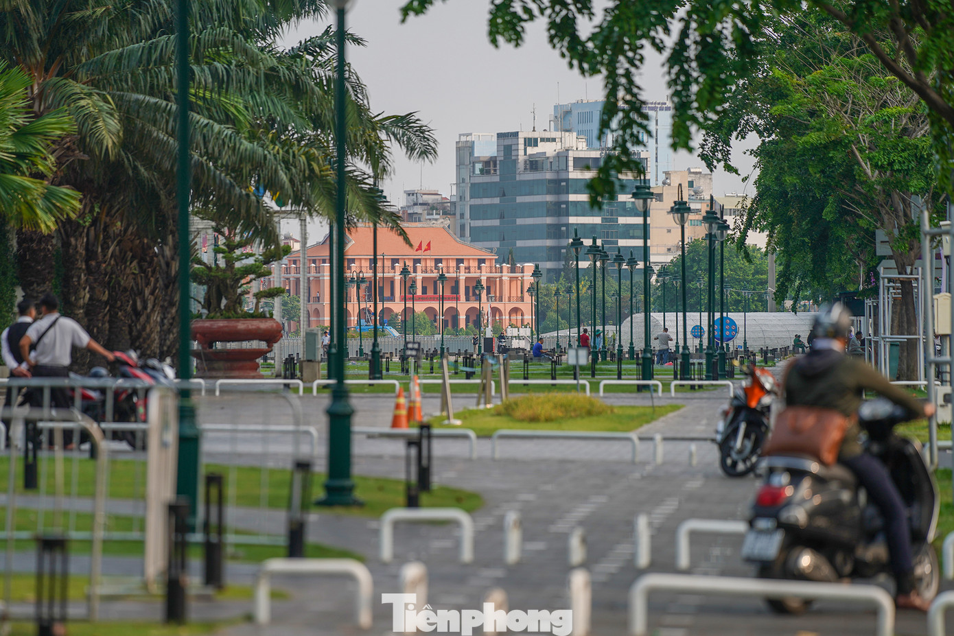 Dọc bến Bạch Đằng, toàn bộ không gian được mở hoàn toàn, các công trình phụ trước kia đều được tháo dỡ.