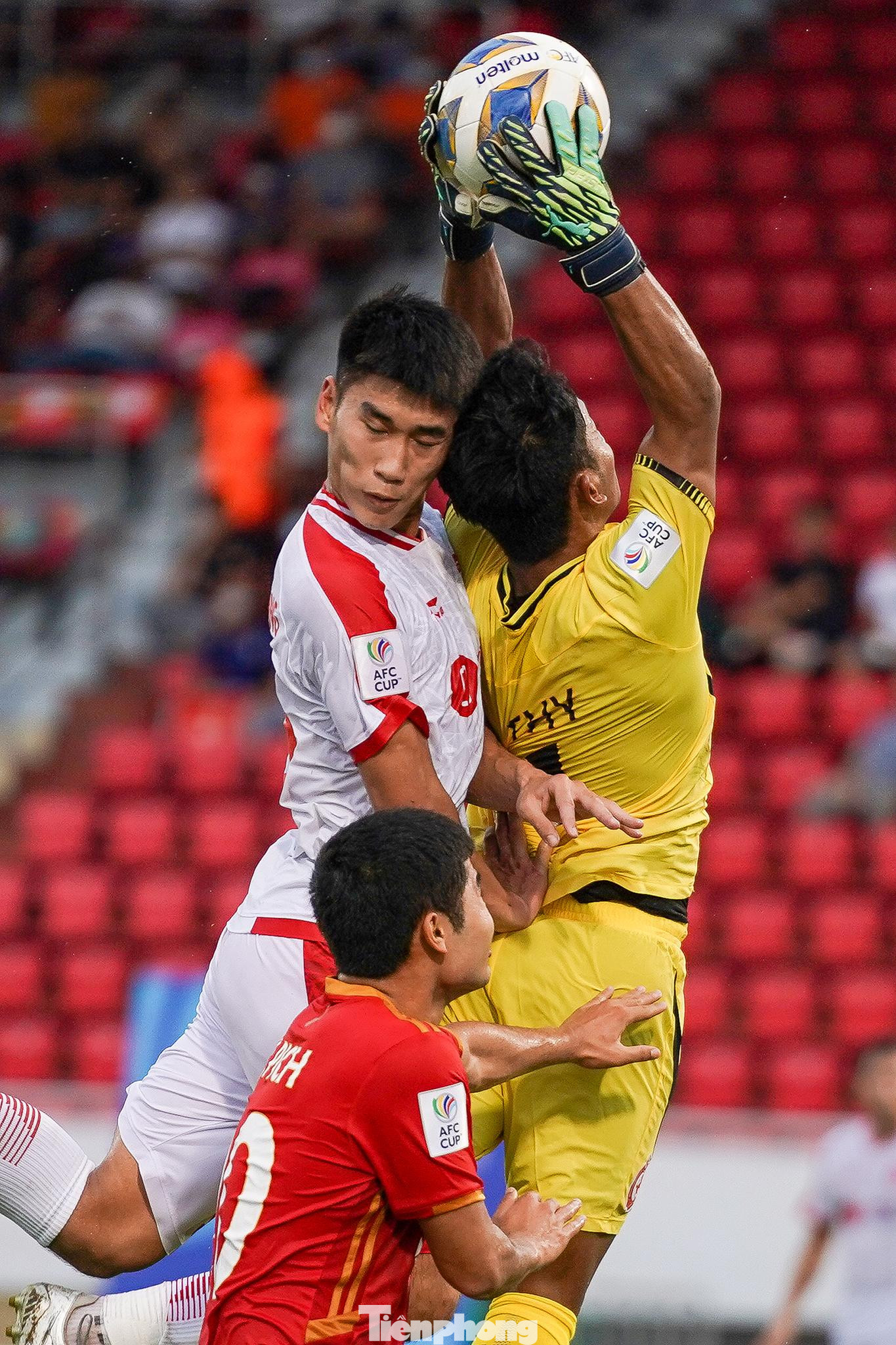 Nhâm Mạnh Dũng chỉ có vài tình huống nguy hiểm nhưng đều không thể thành bàn. Phút 41, Nhâm Mạnh Dũng bật cao đánh đầu sau đường chuyền từ bên cánh phải của Danh Trung nhưng thủ thành Chanvuthy đã làm chủ được tình hình.