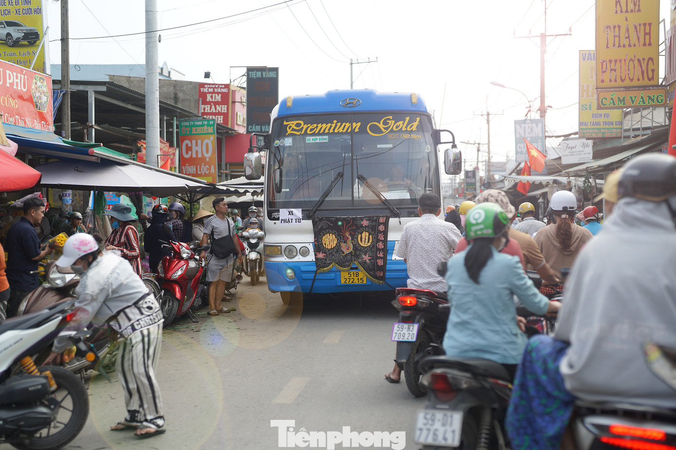 Tuy nhiên, một số khu chợ tự phát lại rất đông người và xe cộ. Trong ảnh là khu chợ tự phát nằm trên đường Dân Công Hoả Tuyến (xã Vĩnh Lộc A, huyện Bình Chánh).