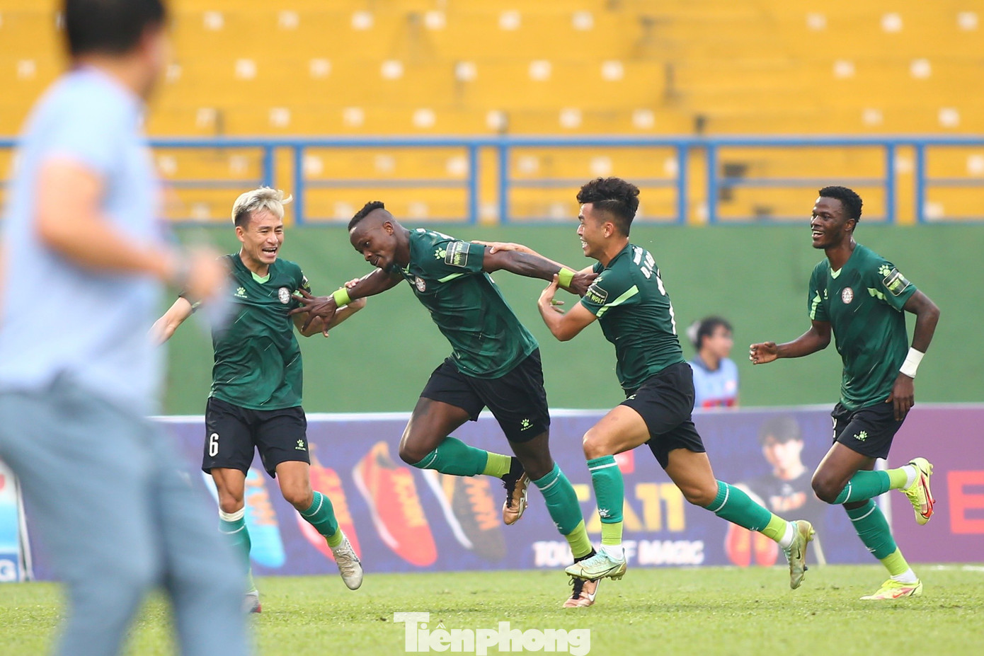 Sau những phút đầu nhập cuộc thận trọng với đội hình lùi thấp, chỉ cắm bộ đôi tiền đạo Victor Mansaray và Daniel Green ở tuyến trên, CLB TPHCM bắt đầu phản đòn. Phút 19, Mansaray nhận bóng ở sát vòng 16m50, rồi có tình huống sút xa đẳng cấp khiến thủ môn Minh Toàn không thể cứu thua. Đây là bàn thắng đầu tiên của Mansaray ngay trong trận ra mắt CLB TPHCM.