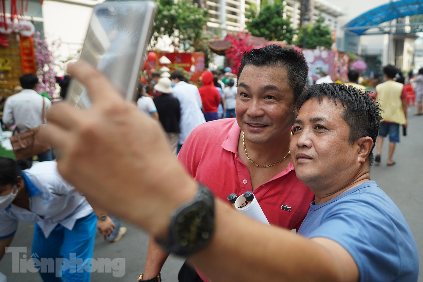 &quot;Qua đại dịch, đường hoa bệnh viện Chợ Rẫy có ý nghĩa hết sức đặc biệt, góp thêm niềm tin và động lực cho bệnh nhân và tất cả mọi người vững tin vượt qua đại dịch. Khi thành phố đã trở lại bình thường mới, giảm sâu số ca tử vong, người dân nâng cao ý thức phòng chống dịch thì tôi tin chúng ta sẽ nhanh chóng phục hồi”, diễn viên Lý Hùng chia sẻ. Chủ tịch Quốc hội Vương Đình Huệ thăm trẻ em khuyết tật tại TPHCM 25/01/2022 Kiều bào tại TPHCM xúc động trước hình ảnh lãnh đạo Trung ương xông pha vào tâm dịch 25/01/2022 Bí thư Thành ủy Nguyễn Văn Nên làm &apos;ông Đồ&apos;, viết chữ tặng giám đốc bệnh viện 26/01/2022 Đường hoa khoe sắc xuân giữa bệnh viện Chợ Rẫy 26/01/2022