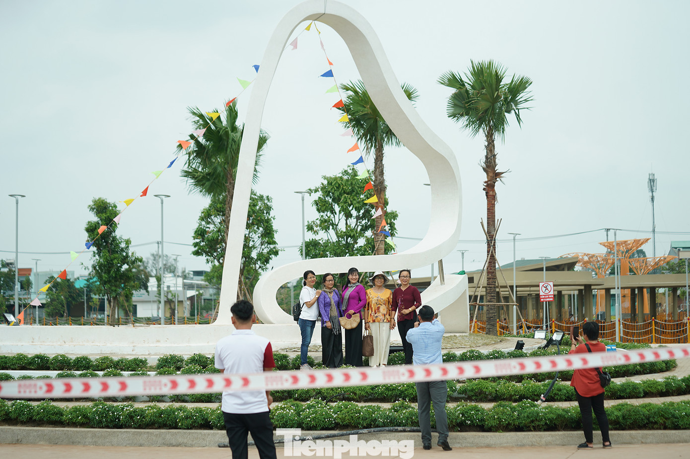 Công viên du lịch sinh thái đầu tiên của TPHCM được khẩn trương thi công xây dựng trong vòng 6 tháng. Công trình khởi công vào ngày 20/12/2022 và hoàn thành ngày 18/5 với tổng mức đầu tư 70 tỷ đồng được trích từ ngân sách của huyện Hóc Môn.