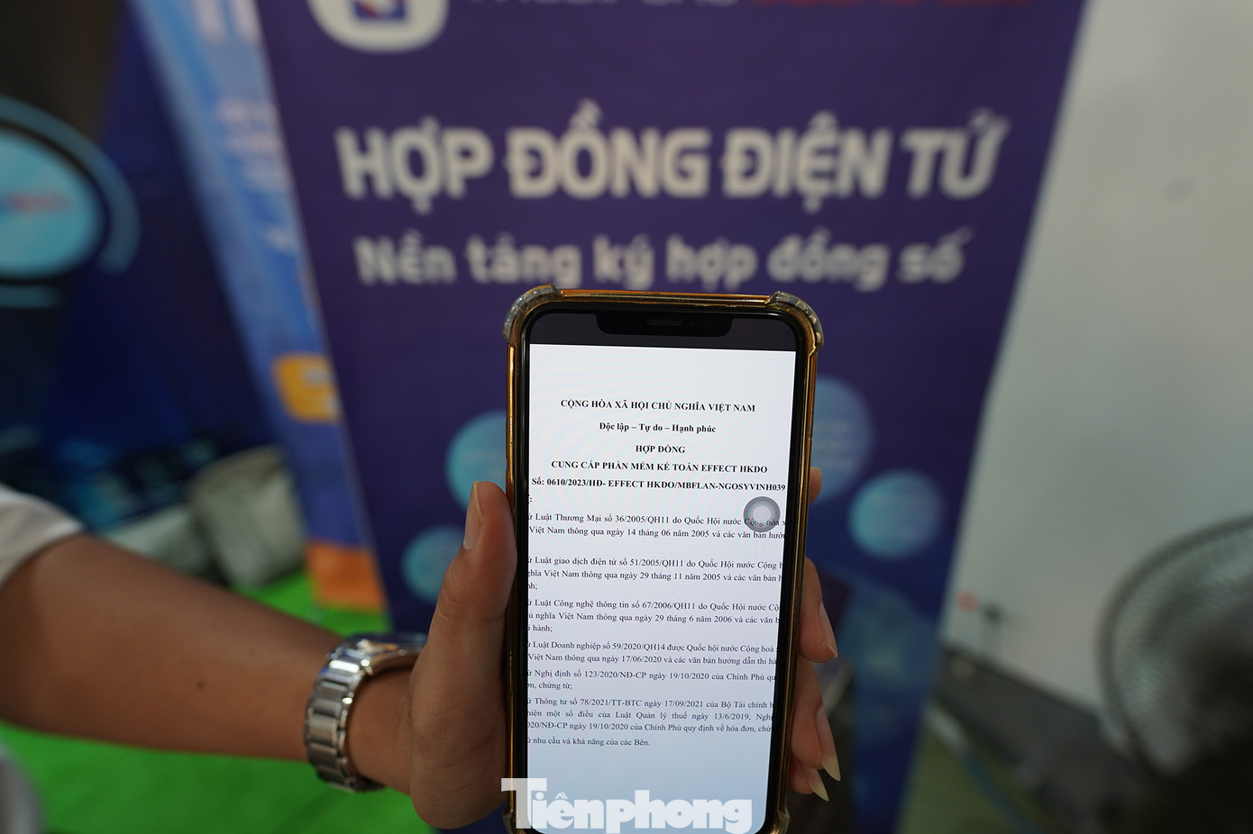 Một số ngân hàng trên địa bàn tỉnh Long An cũng triển khai các tiện ích số. Trong ảnh, ngân hàng BIDV Long An giới thiệu hợp đồng điện tử với nhiều tính năng tiện ích cho khách hàng.