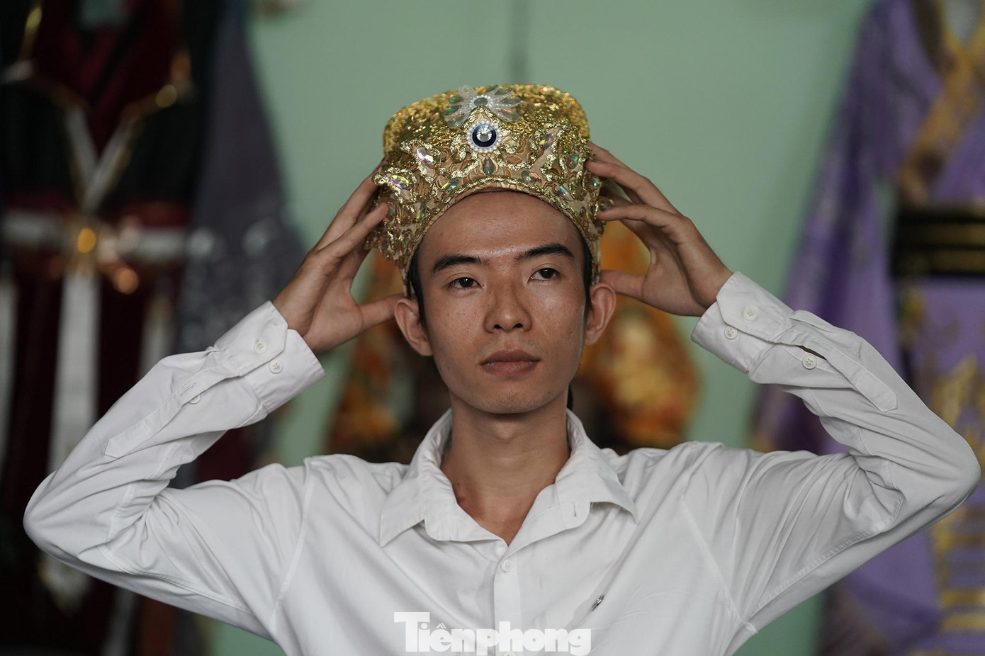 &quot;Có nhiều mẫu em đau đáu mấy tuần liền, đi tìm tư liệu, để thiết kế bản vẽ thật sinh động. Em luôn cố gắng sao cho đồ tuy là cổ trang nhưng không màu mè, tôn lên vẻ sang trọng&quot;, Tín chia sẻ.