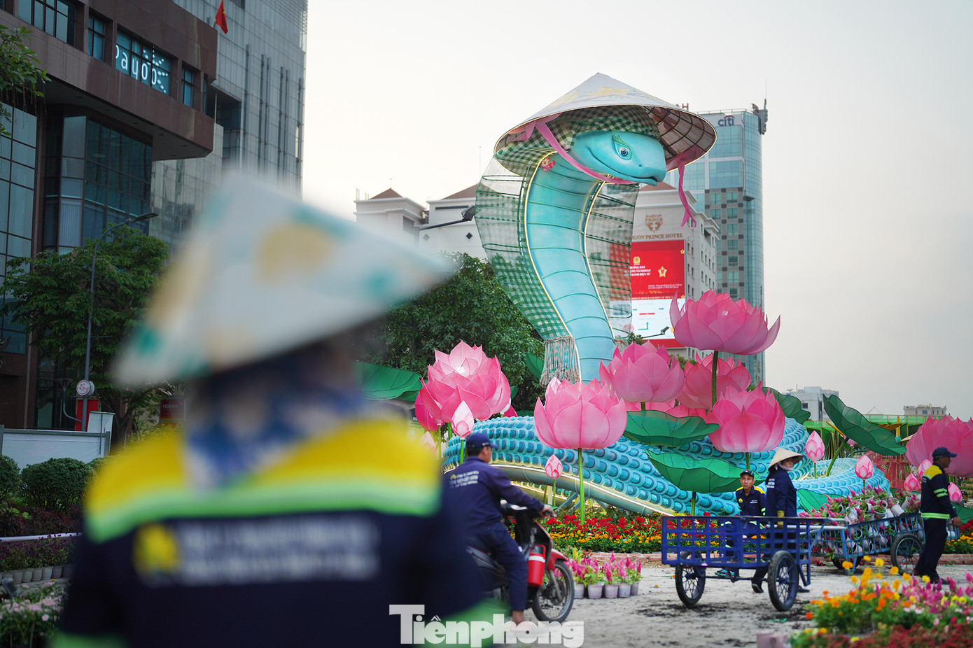 Ngoài khu vực cổng chào, phía bờ sông Sài Gòn, "nàng Tỵ" ấn tượng với khăn rằn và nón lá đang được công nhân hoàn thiện khâu trang trí. Tạo vật được mô phỏng theo hình dáng của rắn hổ mang chúa với tư thế ngẩng cao đầu, toàn thân phủ màu xanh.