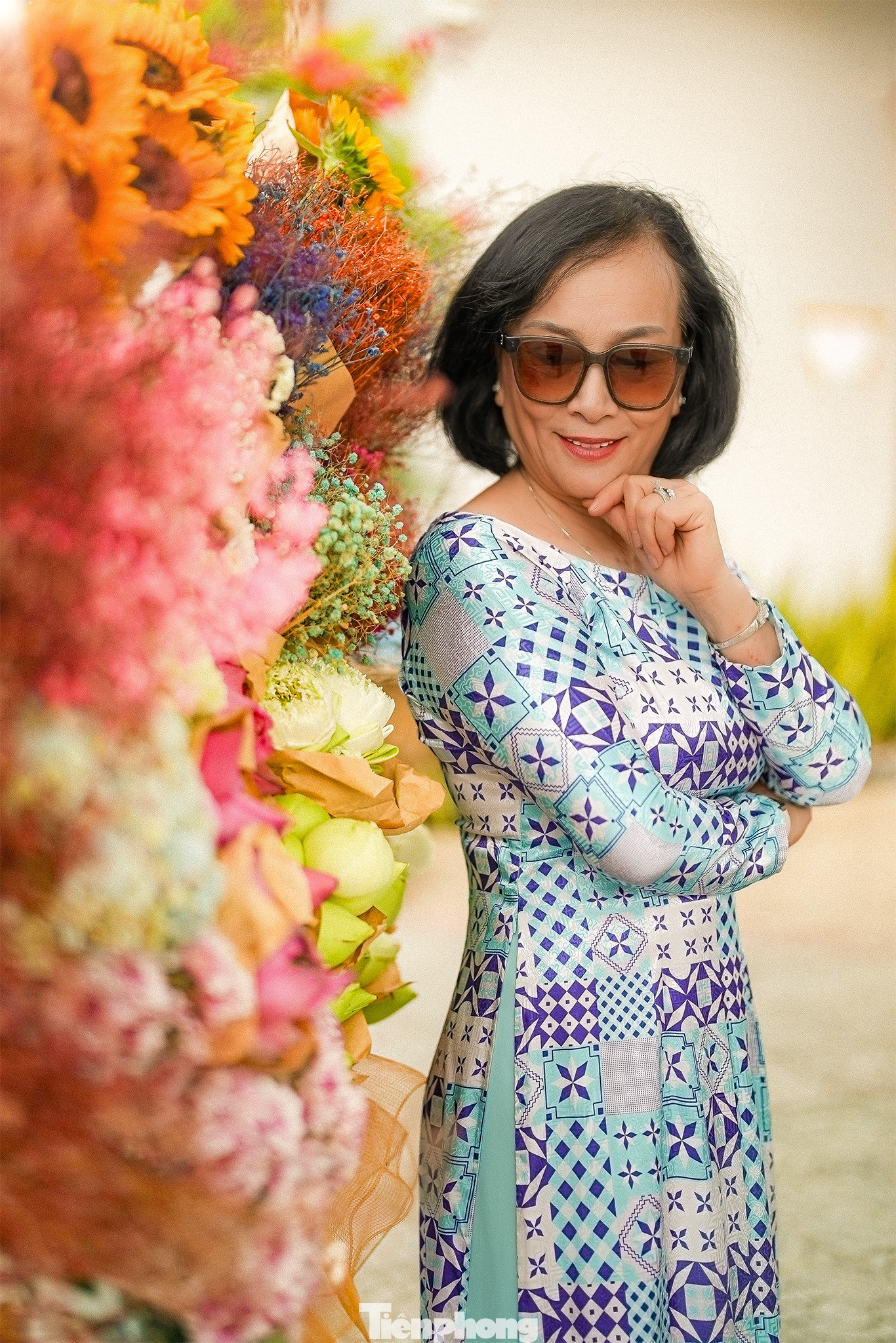 Chị Kim Anh (ngụ TP Tân An) hay tin có xe hoa làm bối cảnh chụp ảnh mùa thu Hà Nội, chị cũng muốn lưu lại những bức ảnh kỷ niệm. &quot;Tôi đi Hà Nội 5 lần rồi nhưng đều không ngay mùa thu. Tôi vẫn ao ước được một lần trải nghiệm mùa thu Hà Nội. Hôm nay, ra đây chụp ảnh mùa thu cùng các bạn trẻ, tôi cũng cảm thấy yêu đời hơn, trẻ hơn lại với không khí này. Mấy hôm nay, tôi chạy dọc đường Hùng Vương nối dài này thấy xe hoa nên rủ mấy em cháu trong nhóm gia đình. Mấy ngày này, không khí bàn luận của nhóm gia đình tôi rôm rả lắm về chủ đề chụp ảnh thu Hà Nội&quot;, chị Kim Anh kể.