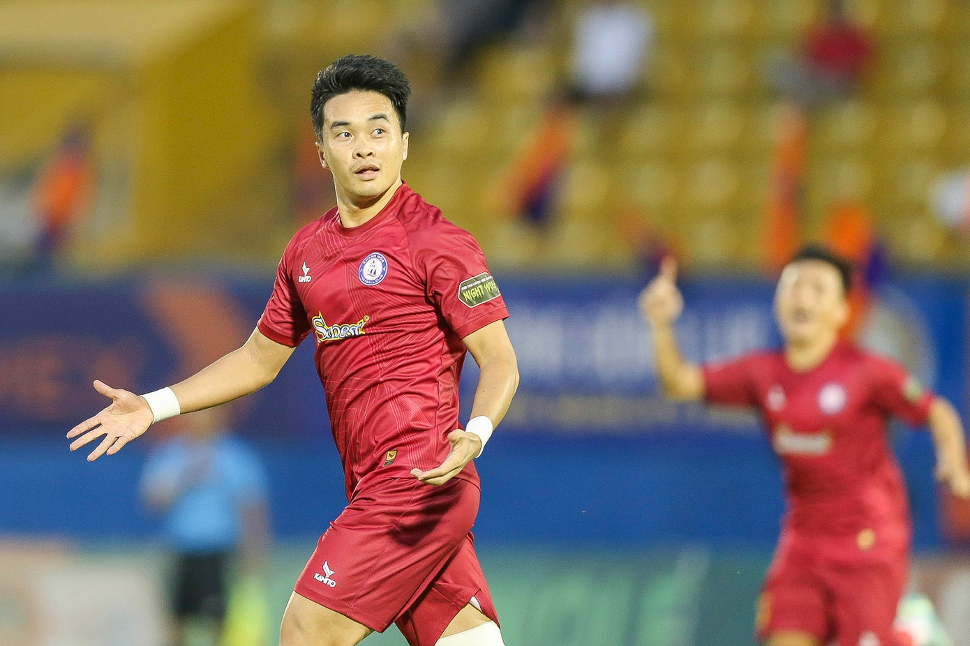 Khi trận đấu mới bước sang phút thứ 4, Khánh Hòa bất ngờ có bàn mở tỷ số nhờ công của Đình Kha.