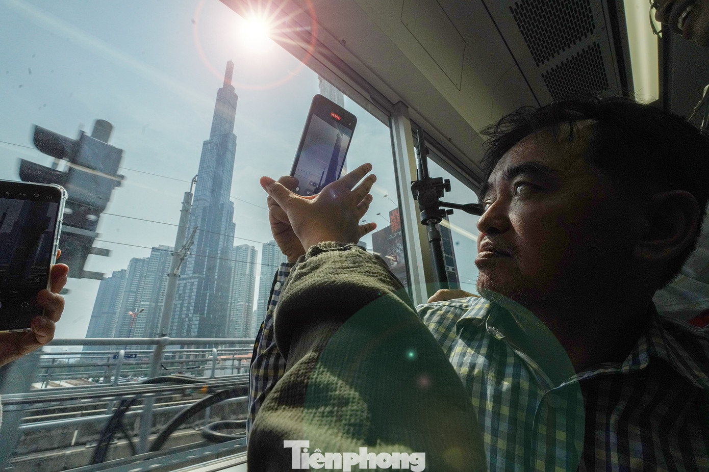 "Tôi từng kể cho con nghe về toà nhà cao nhất Việt Nam nhưng cho tới nay mới có dịp đặc biệt này, vừa để trải nghiệm tuyến Metro, vừa kể cho con nghe về toà nhà cao nhất Việt Nam do người Việt xây... Thông qua chuyến đi này, bản thân tôi cũng cảm thấy tự hào khi là công dân của một thành phố văn minh, hiện đại, nghĩa tình", một vị khách bộc bạch.