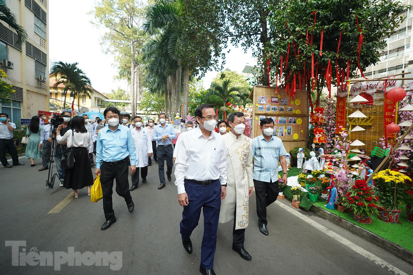 Ủy viên Bộ Chính trị, Bí thư Thành ủy TPHCM Nguyễn Văn Nên cùng đoàn cán bộ TPHCM đã đến thăm, chúc Tết Bệnh viện Chợ Rẫy cũng như tham quan đường hoa bên trong bệnh viện.