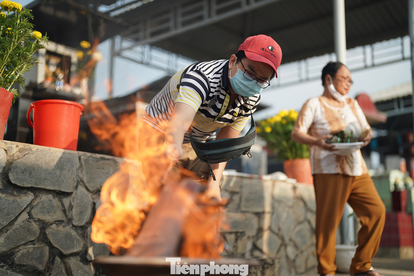 "Mình hoá vàng tượng trưng thôi nhằm tiết kiệm và bảo vệ môi trường. Theo mình, vọng ngưỡng ông bà là ở trong tâm", anh Công nói. "Mình hoá vàng tượng trưng thôi nhằm tiết kiệm và bảo vệ môi trường. Theo mình, vọng ngưỡng ông bà là ở trong tâm", anh Công nói.