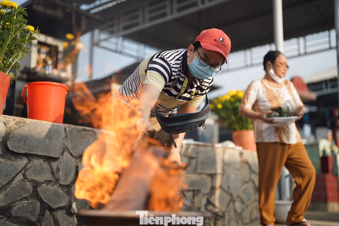 "Mình hoá vàng tượng trưng thôi nhằm tiết kiệm và bảo vệ môi trường. Theo mình, vọng ngưỡng ông bà là ở trong tâm", anh Công nói.
