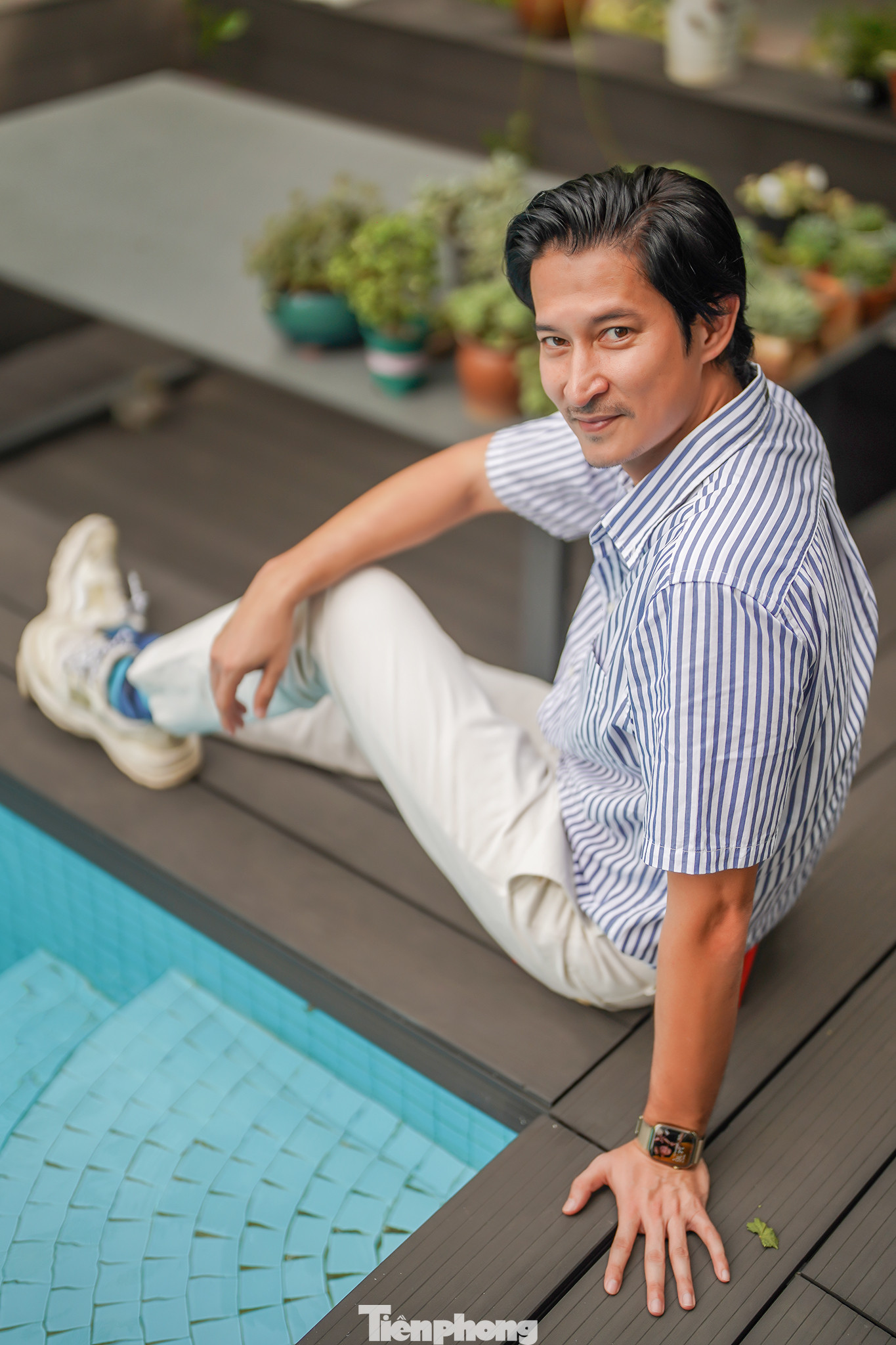 Huy Khánh cho biết ở độ tuổi 42, anh không còn quan trọng bản thân phải đẹp hay đào hoa nữa. Anh thay đổi suy nghĩ, không quá chú trọng ngoại hình như ở độ tuổi 20, 30. &quot;Là diễn viên, tôi sẵn sàng đóng mọi vai diễn nếu cảm thấy đó là vai phù hợp với độ tuổi của mình. Tôi từng đóng nhiều dạng vai từ đào hoa, trai hư, người nghèo... nên cảm thấy việc đóng vai phản diện, có hơi xấu là điều bình thường&quot;, anh nói.