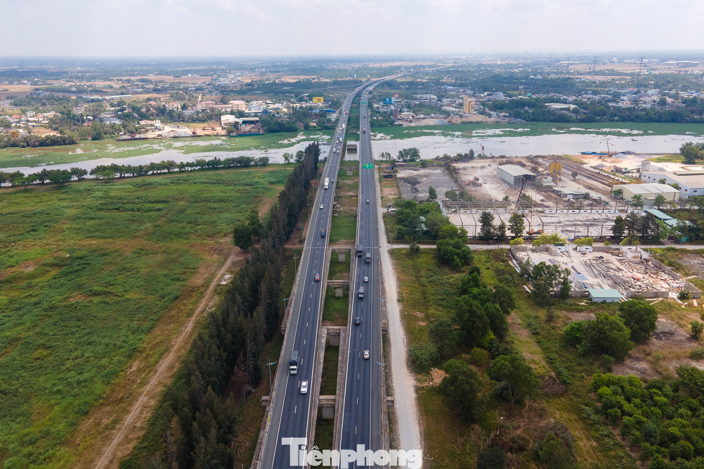 Happy Land nằm bên bờ sông Vàm Cỏ Đông thuộc huyện Bến Lức (tỉnh Long An) do CTCP Đầu tư Xây dựng và Phát triển Hạ tầng Phú An (Công ty con của CTCP Tập đoàn Khang Thông) làm chủ đầu tư. Khi vừa đi vào xây dựng, dự án này hứa hẹn trở thành một quần thể du lịch, thương mại, dịch vụ hàng đầu khu vực Đông Nam Á.