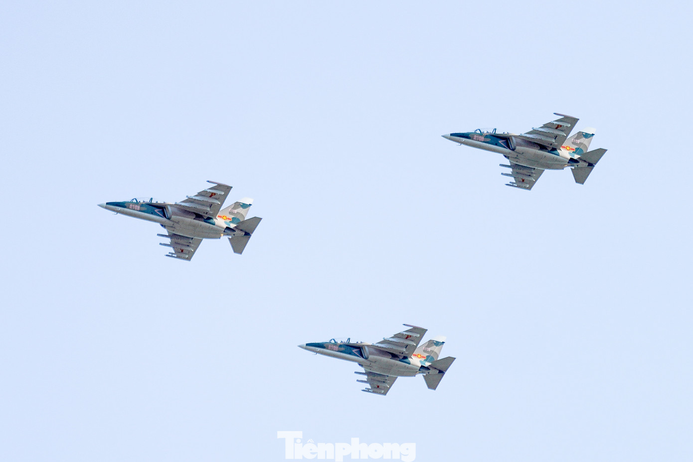 Biên đội gồm 3 chiếc Yak-130 ghép đội hình mũi tên, giữ vị trí trước khi tập những bài kỹ thuật phức tạp như nhào lộn, tách đội.