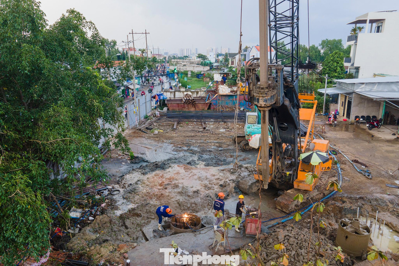 Hiện tại, công nhân đang thi công hạng mục khoan cọc nhồi làm mố trụ. Hiện tại, công nhân đang thi công hạng mục khoan cọc nhồi làm mố trụ.