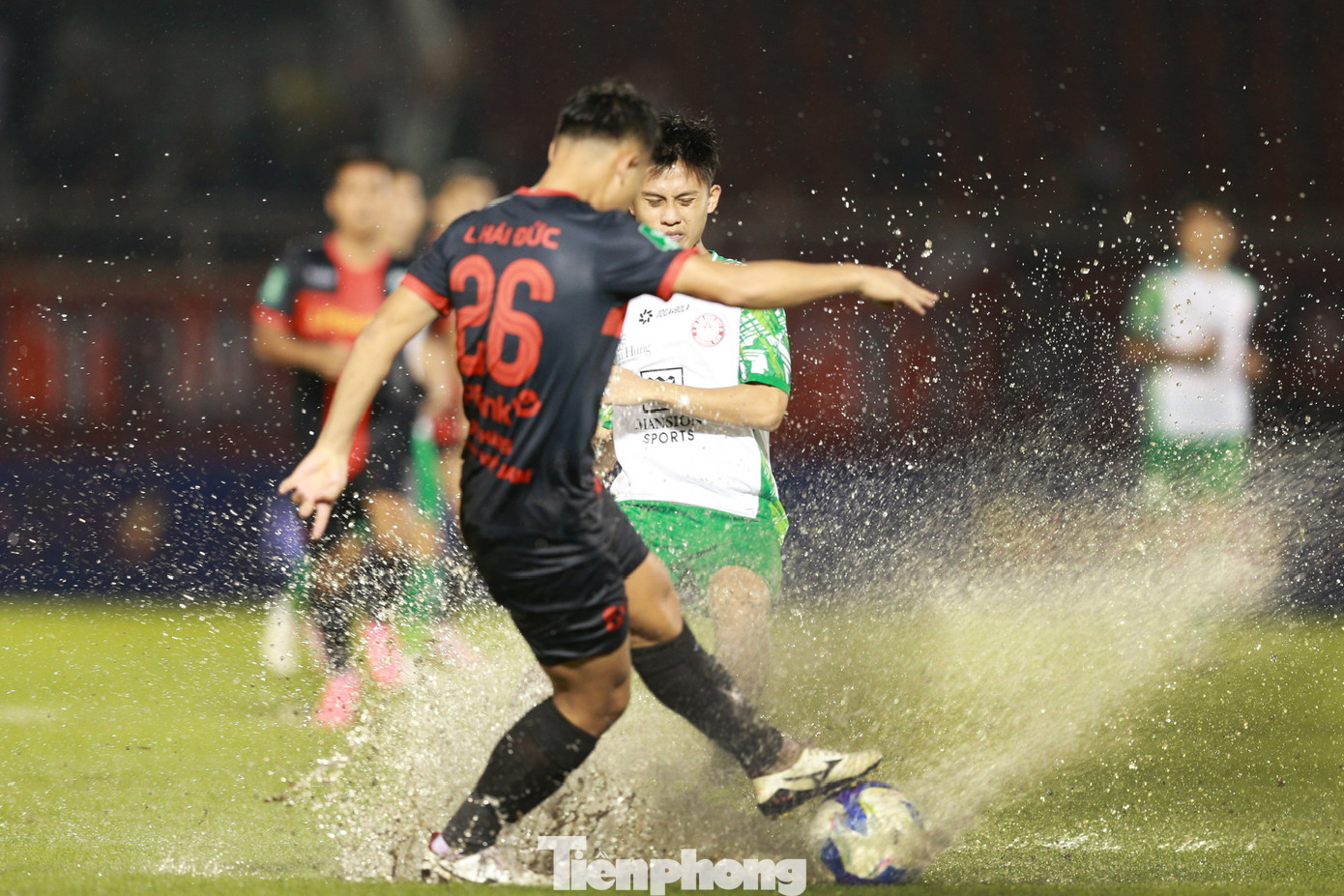 Sau 30 phút thi đấu, một cơn mưa rào rất lớn xảy ra trên sân và làm ảnh hưởng tầm nhìn của tất cả các cầu thủ. Trận đấu tạm hoãn.