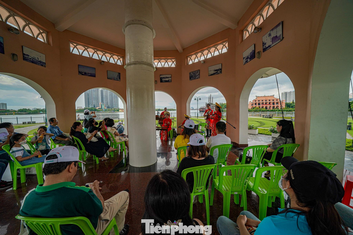 Bên trong nhà lưu niệm cột cờ thường xuyên diễn ra các chương trình giao lưu âm nhạc phục vụ du khách.