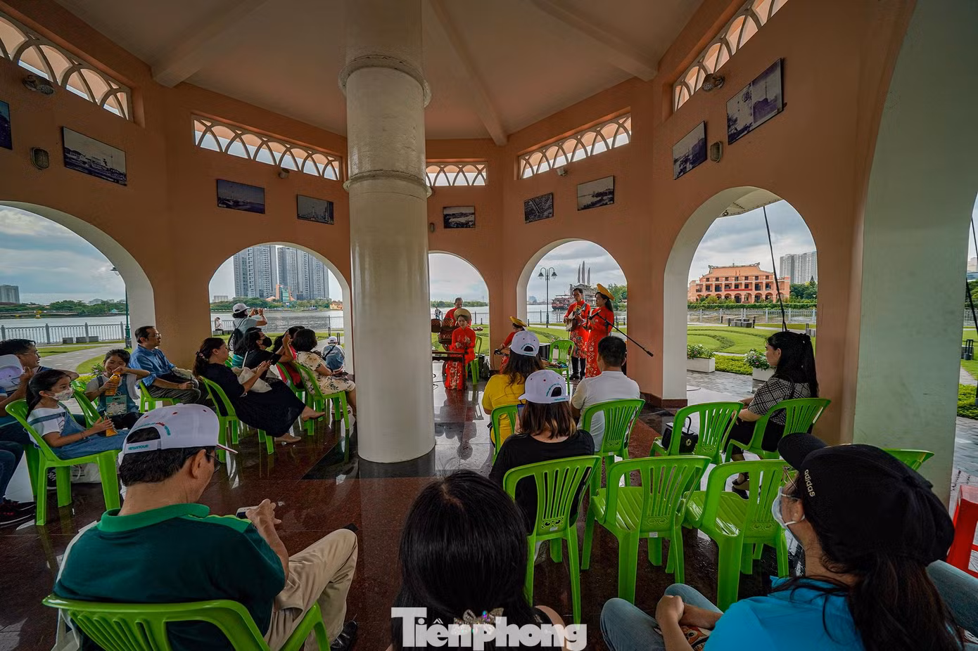 Bên trong nhà lưu niệm cột cờ thường xuyên diễn ra các chương trình giao lưu âm nhạc phục vụ du khách.