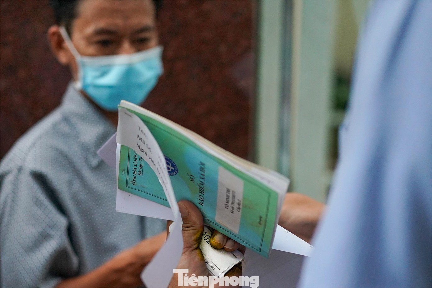 Cán bộ trụ sở BHXH TP Thủ Đức phân loại, rà soát hồ sơ ngay tại cổng vào. Cán bộ trụ sở BHXH TP Thủ Đức phân loại, rà soát hồ sơ ngay tại cổng vào.