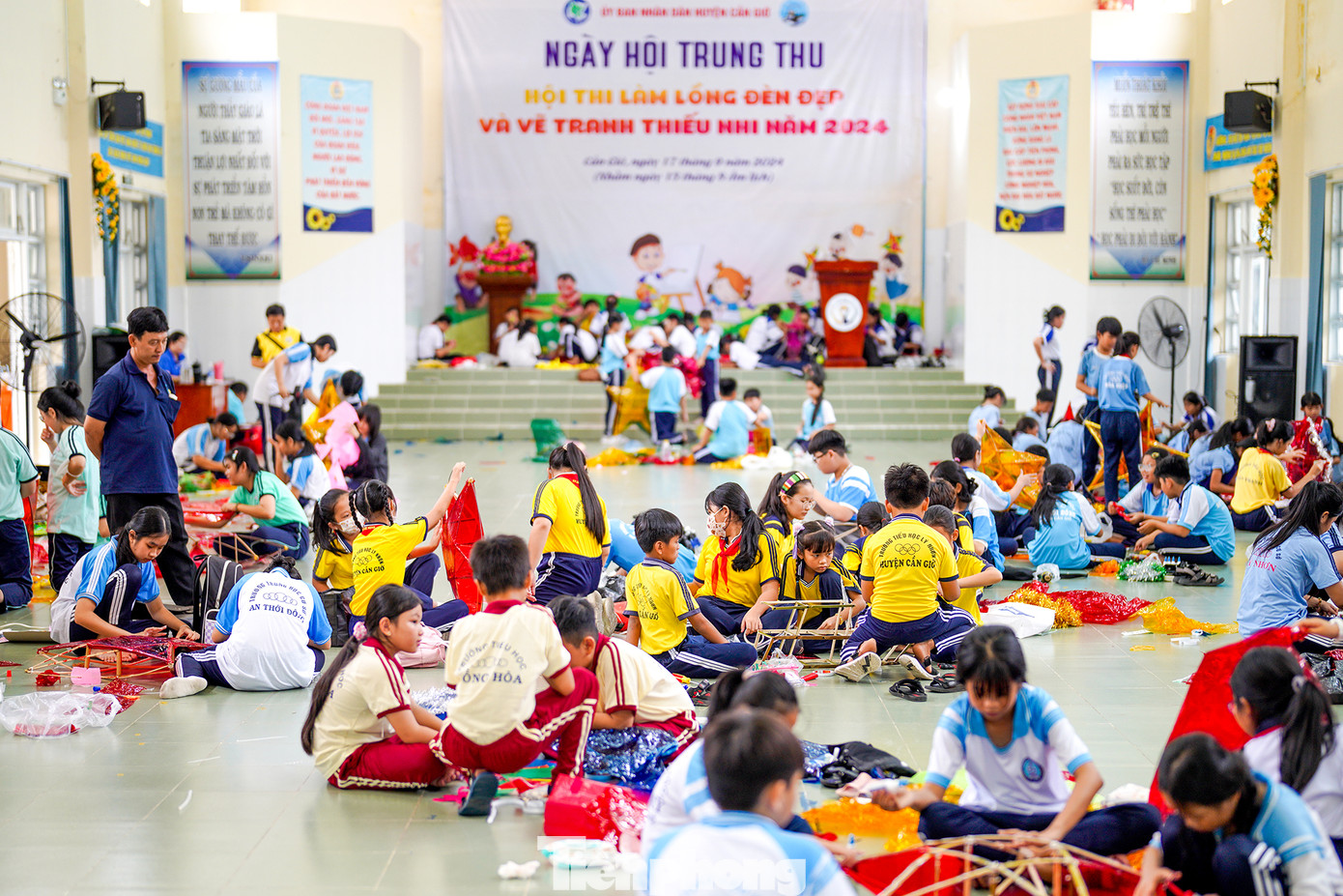 Tại phần thi trang trí và lồng đèn đẹp thu hút 150 em học sinh khối tiểu học và trung học cơ sở với 46 tác phẩm dự thi. Các đội thi sẽ có 120 phút để cùng nhau thực hiện trang trí chiếc lồng đèn trung thu với kích thước từ 80 đến 100cm.