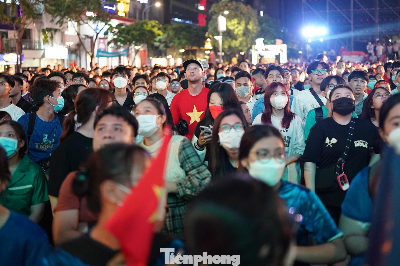 Có khá nhiều cổ động viên là người nước ngoài tiếp lửa cho U23 Việt Nam trên phố đi bộ Nguyễn Huệ. Có khá nhiều cổ động viên là người nước ngoài tiếp lửa cho U23 Việt Nam trên phố đi bộ Nguyễn Huệ.