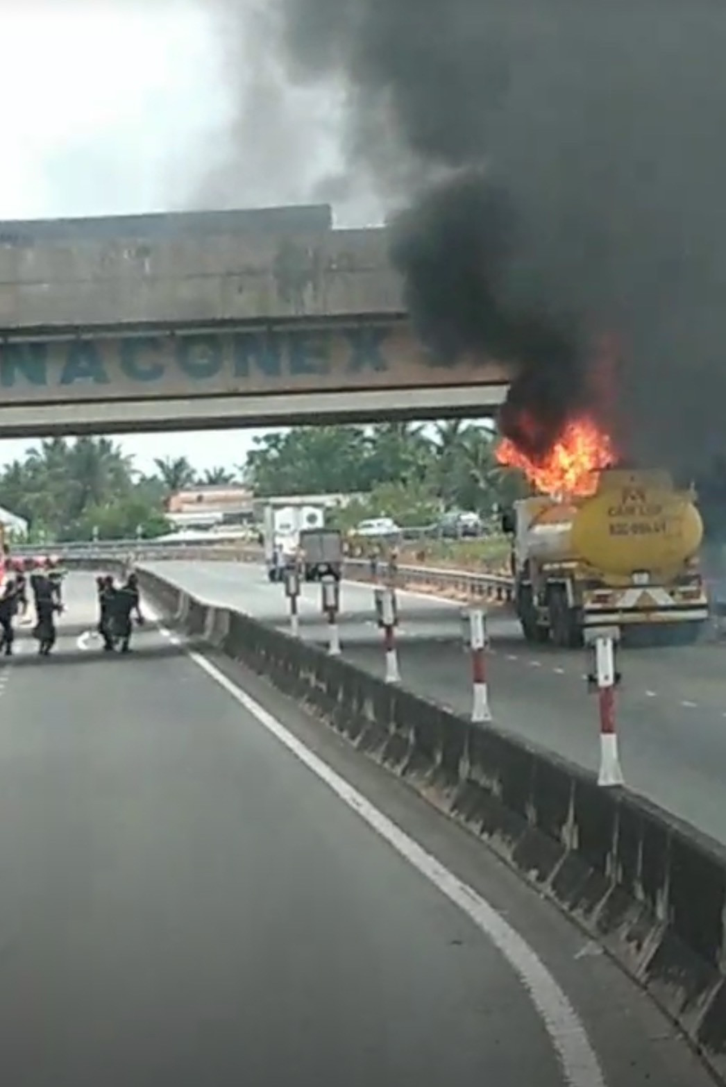 Hiện trường vụ xe bồn cháy. Hiện trường vụ xe bồn cháy.