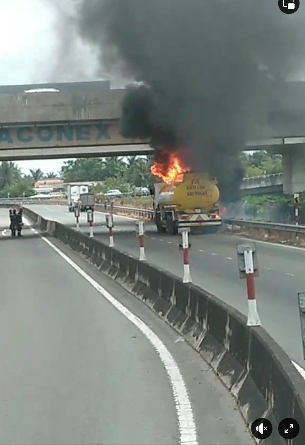 Một số người dân cho biết, ban đầu lửa cháy nhỏ nhưng nhanh chóng bùng lên dữ dội. “Ngọn lửa cháy lớn không ai dám tiếp cận vì sợ. Tài xế cũng cố gắng dập tắt lửa trước khi lực lượng chữa cháy đến hiện trường”- một người dân nói. Một số người dân cho biết, ban đầu lửa cháy nhỏ nhưng nhanh chóng bùng lên dữ dội. “Ngọn lửa cháy lớn không ai dám tiếp cận vì sợ. Tài xế cũng cố gắng dập tắt lửa trước khi lực lượng chữa cháy đến hiện trường”- một người dân nói.