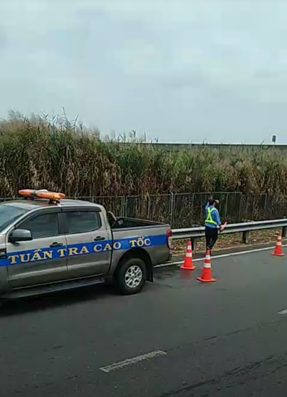 Phát hiện, các tài xế di chuyển cùng chiều hô hoán cảnh báo để tài xế. Lúc này tài xế đã di chuyển cho xe chạy nhanh xuống đường dẫn cao tốc TPHCM - Trung Lương xuống quốc lộ 62 ( thuộc địa phận xã Lợi Bình Nhơn, thành phố Tân An, Long An) tấp vào sát lề đường và cầu cứu. Phát hiện, các tài xế di chuyển cùng chiều hô hoán cảnh báo để tài xế. Lúc này tài xế đã di chuyển cho xe chạy nhanh xuống đường dẫn cao tốc TPHCM - Trung Lương xuống quốc lộ 62 ( thuộc địa phận xã Lợi Bình Nhơn, thành phố Tân An, Long An) tấp vào sát lề đường và cầu cứu.