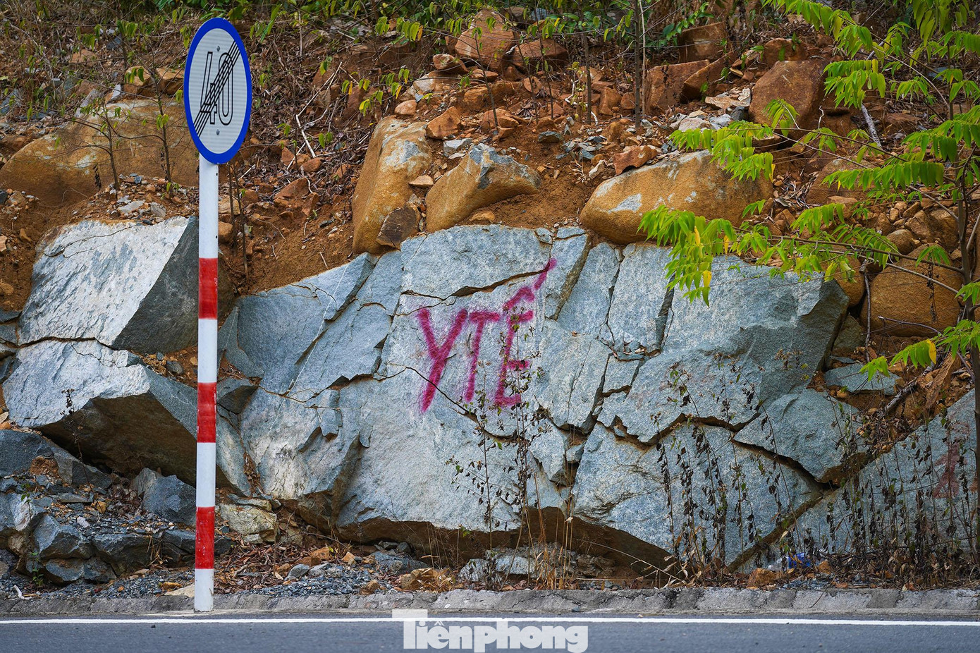 Vị trí một trạm y tế hỗ trợ cho VĐV Tiền Phong Marathon 2022 trên đỉnh Ma Thiên Lãnh, hướng ra bãi Ông Đụng, được lực lượng tiền trạm đánh dấu trong quá trình khảo sát lộ trình. Vị trí một trạm y tế hỗ trợ cho VĐV Tiền Phong Marathon 2022 trên đỉnh Ma Thiên Lãnh, hướng ra bãi Ông Đụng, được lực lượng tiền trạm đánh dấu trong quá trình khảo sát lộ trình.