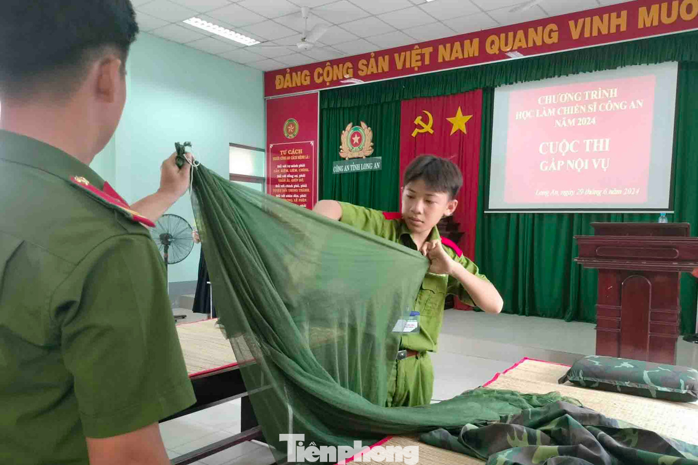 Trước khi ra thao trường luyện võ, các bé đã trải qua các lớp gấp chăn màn, PCCC, kỹ năng thoát hiểm...