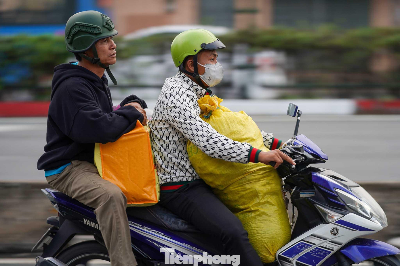 &quot;Quà quê thôi chứ không có gì, năm nào cũng vậy, chơi lễ xong là ở nhà còn gì mang lên Sài Gòn hết&quot;, anh Thịnh (ngụ Vĩnh Long) cho hay lúc dừng đèn đỏ.