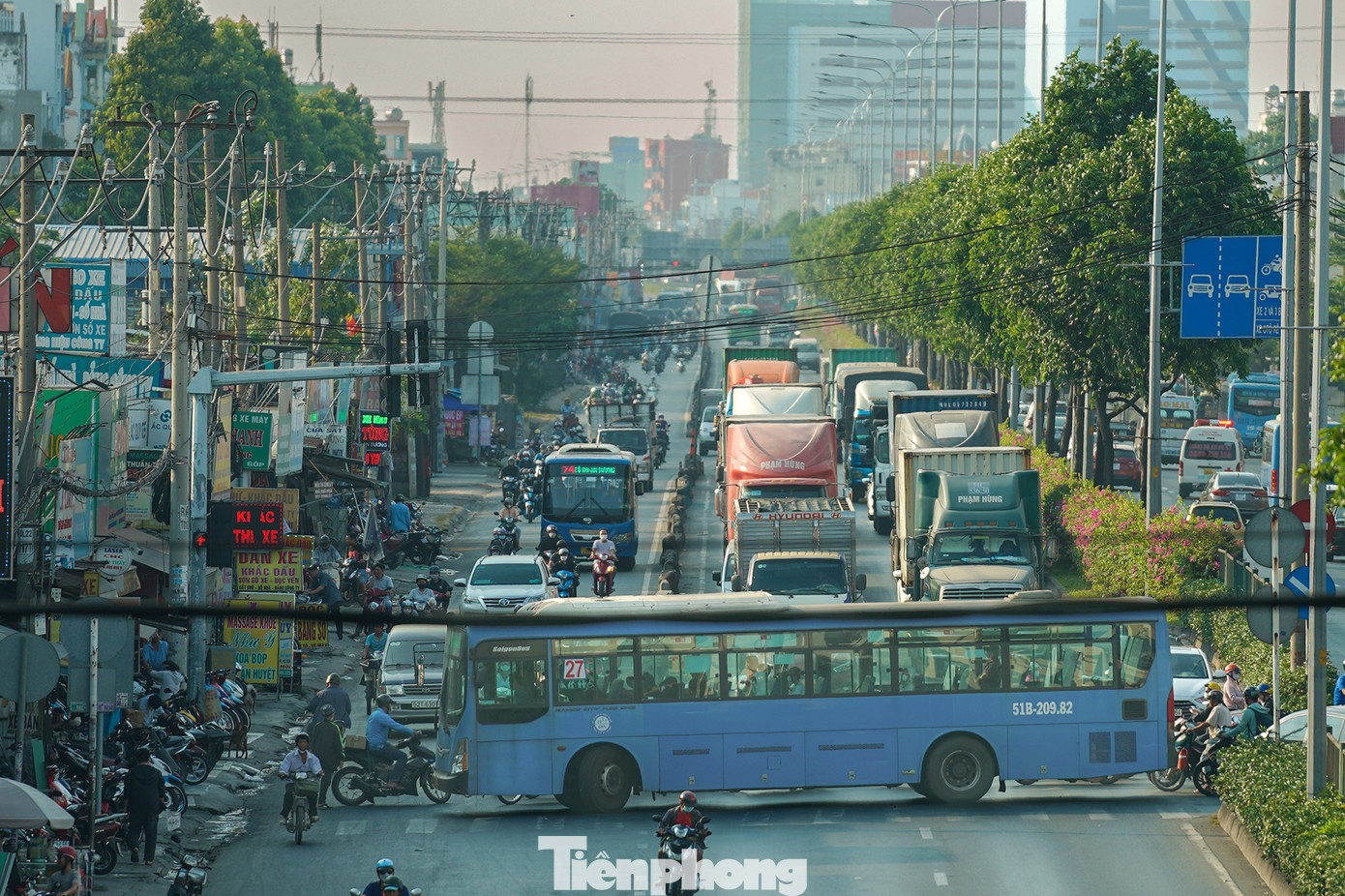 Với lưu lượng xe lớn vào giờ cao điểm, bốn hướng &quot;vệ tinh&quot; của nút giao vẫn thường xuyên kẹt xe hoặc ùn ứ. Trong ảnh, một xe buýt đang quay đầu để vào bến xe An Sương gây ùn ứ phương tiện giao thông chiều từ Củ Chi, Tây Ninh về trung tâm TPHCM.