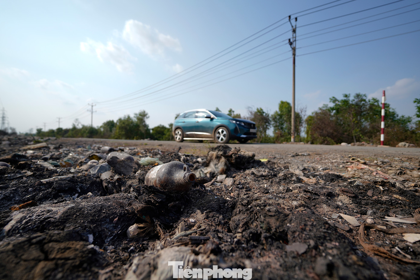 Rác chai lọ hoá chất vẫn còn vương vãi khắp nơi.