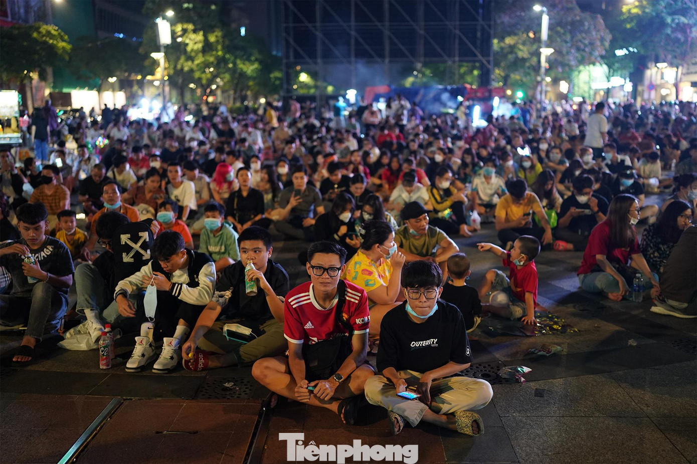 Nhiều gương mặt thất vọng, nghĩ đến việc tìm đến những nơi có trực tiếp như quán ăn, cà phê để xem...