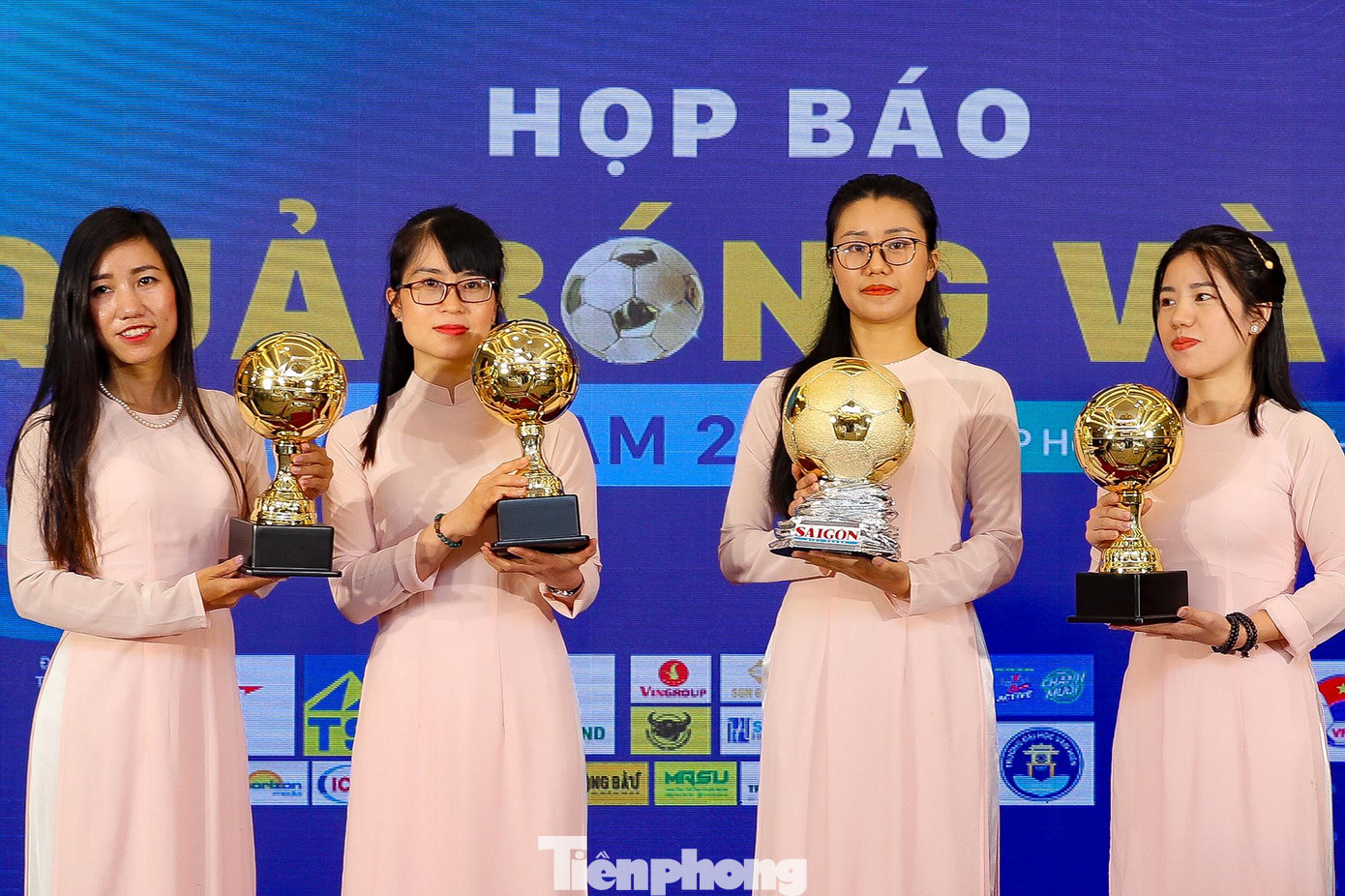 Bộ danh hiệu dành cho những cầu thủ xuất sắc 2022. Bộ danh hiệu dành cho những cầu thủ xuất sắc 2022.