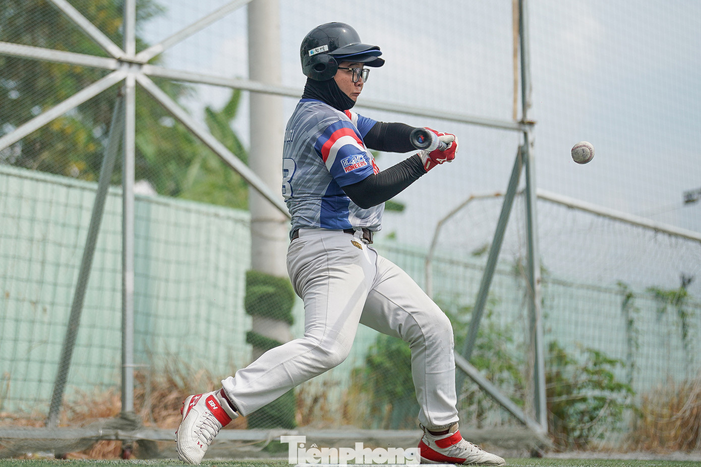 "Đa phần quần áo, dụng cụ chơi môn này khá đắt. Nếu người chơi đầu tư tầm trung thôi thì gậy và găng bắt bóng cũng hơn 5 triệu rồi. Nhưng thật sự phần tốn kém nhất vẫn là bóng. Mỗi quả bóng có giá khoảng 100.000 đồng và thường xuyên bị đánh văng ra ngoài sân, coi như mất", bạn Nguyễn Tấn Nguyên Khôi kể.