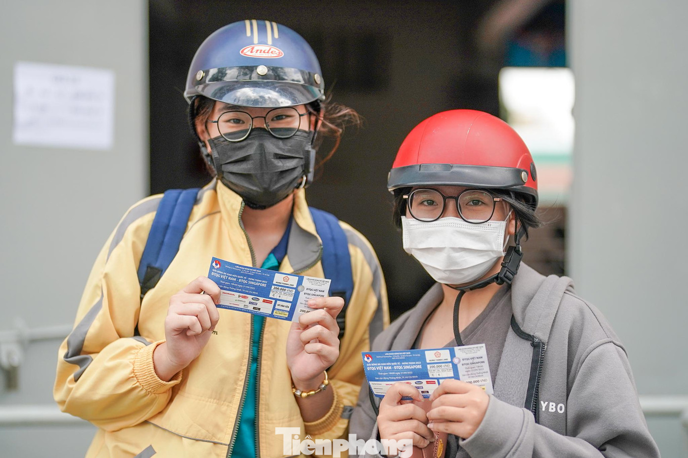 Bạn Gia Hân (trái) và bạn Ánh Linh, cùng là sinh viên ĐH Kinh tế TPHCM đã đến mua hai vé khán đài C ủng hộ đội tuyển. Đây là lần đầu tiên hai bạn đi mua vé xem trực tiếp đội tuyển Việt Nam thi đấu. Bạn Gia Hân (trái) và bạn Ánh Linh, cùng là sinh viên ĐH Kinh tế TPHCM đã đến mua hai vé khán đài C ủng hộ đội tuyển. Đây là lần đầu tiên hai bạn đi mua vé xem trực tiếp đội tuyển Việt Nam thi đấu.