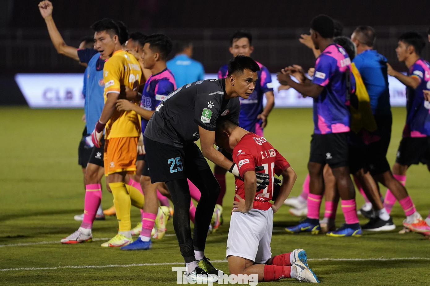 Thủ môn Phạm Văn Cường xốc đồng đội Chu Văn Kiên sau cú sút quyết định thất bại. Thủ môn Phạm Văn Cường xốc đồng đội Chu Văn Kiên sau cú sút quyết định thất bại.