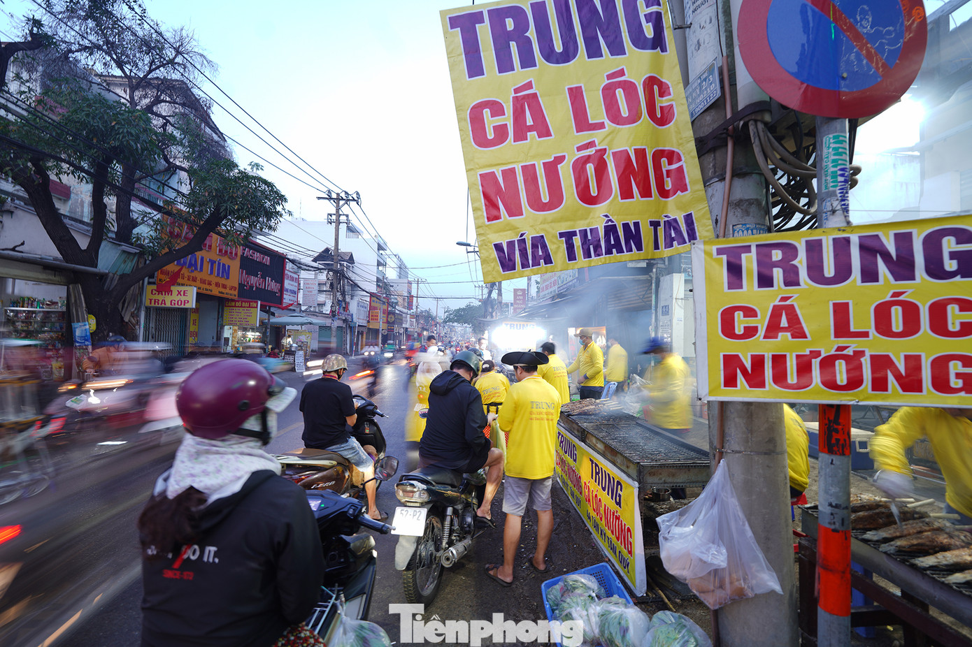 Mùng 10 tháng Giêng là ngày vía Thần Tài, nơi đây là điểm đến để người dân chọn mua những con cá lóc to được các thợ nướng chế biến ra món nướng cùng với mía. Nhiều khách hàng đến đây mua cho cả người thân, hàng xóm.